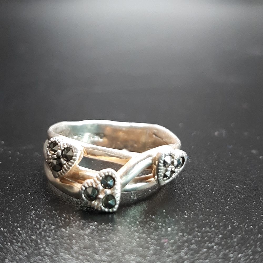 Sterling silver ring with 3 mareasite hearts